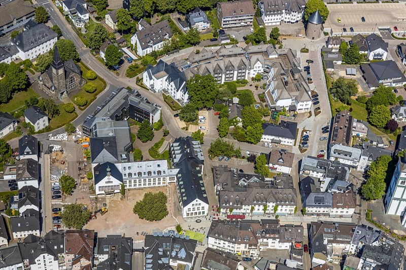 Aerial view, city administration town hall Attendorn, savings bank, building site, Attendorn, Sauerland, North Rhine-Westphalia, Germany, authority, DE, Europe, Kölner Straße, aerial view, aerial photography, aerial photography, town hall, overview, bird's-eye view, overview