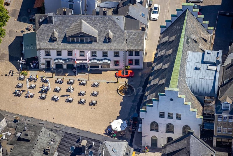 Aerial view, Alter Markt, gastronomy, Südsauerlandmuseum, Attendorn, Sauerland, North Rhine-Westphalia, Germany, outdoor gastronomy, Corona crisis, Corona measures, DE, Europe, culture, art, aerial photography, aerial photography, aerial photography, museum, overview, bird's eye view, birds-eyes view, overview
