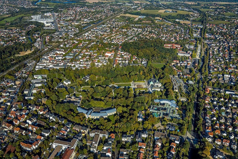 Aerial view, spa garden with Wandelhalle, Klinik am Rosengarten, Bali Therme, GOP Varieté Theatre Kaiserpalais, fountain in the spa garden, water fountain field on the Kurhausplatz, Bad Oeynhausen, Ostwestfalen-Lippe, North Rhine-Westphalia, Germany, DE, Europe, health care, hospital, Im Kurgarten, clinic, Klinik Porta Westfalica, clinic, hospital, culture, art, spa garden, aerial view, aerial photography, aerial photography, medical facility, medical assistance, emergency service, OLWBUCH, OWL, OWL-Buch, Oeynhauser Schweiz, Ostwestfalen, park, theatre, senior citizens' residence Weserstraße, spa, theatre, thermal baths, overview, events, event location, bird's-eye view, wellness, birds-eyes view, cultural use, overview, medical care