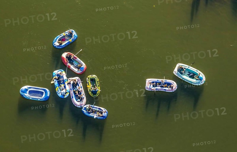 Aerial photo, inflatable boats on the Weser, Rehme, Bad Oeynhausen, Ostwestfalen-Lippe, North Rhine-Westphalia, Germany, boats, DE, Europe, shapes and colours, leisure, leisure activities, leisure enjoyment, aerial photography, aerial photography, aerial photography, OLWBUCH, OWL, OWL book, East Westphalia, overview, bird's-eye view, birds-eyes view, overview, paddling