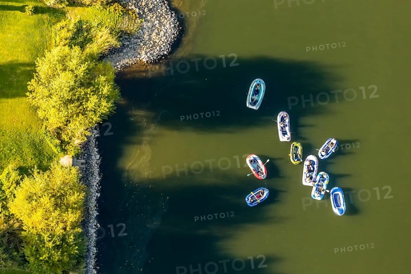 Aerial photo, inflatable boats on the Weser, Rehme, Bad Oeynhausen, Ostwestfalen-Lippe, North Rhine-Westphalia, Germany, boats, DE, Europe, shapes and colours, leisure, leisure activities, leisure enjoyment, aerial photography, aerial photography, aerial photography, OLWBUCH, OWL, OWL book, East Westphalia, overview, bird's-eye view, birds-eyes view, overview, paddling