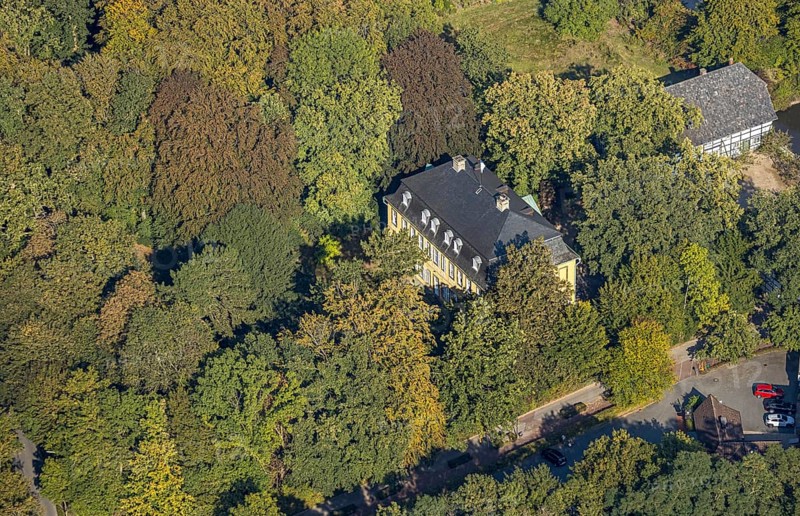 Aerial view, Sassendorf Castle with farm buildings, Sassendorf, Bad Sassendorf, Soest district, North Rhine-Westphalia, Germany, Bismarckstraße, DE, monument protection, Europe, half-timbered houses, green trees, Sassendorf house, manor house, Soest district, Soest district book, aerial view, aerial photography, aerial photography, castle, overview, bird's-eye view, forest area, birds-eyes view, overview