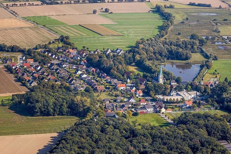 Aerial view, St Christophorus parish church, Woestegraben pond, F. Schumacher Maschinenbauunternehmen, Ostinghausen, Bad Sassendorf, Kreis Soest, North Rhine-Westphalia, Germany, place of worship, DE, Europe, commercial enterprises, commercial area, commercial location, commercial use, religious community, place of worship, industrial area, industrial location, church, parish, Kirchstraße, denomination, Kreis-Soest-Buch, KreisSoestBuch, landscape conservation area Woeste, aerial photograph, aerial photography, aerial photography, religion, pond, overview, bird's-eye view, birds-eyes view, overview