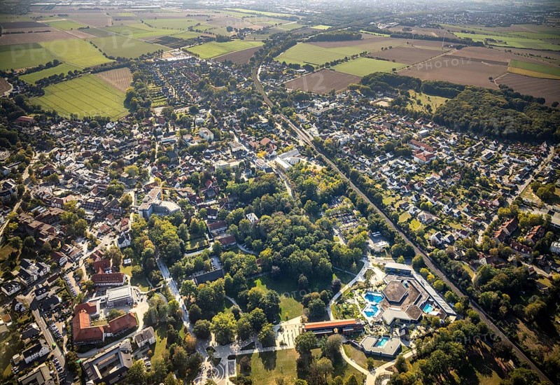 Aerial view, local view, Börde Therme Bad Sassendorf, graduation house, park, Sassendorf, Bad Sassendorf, district Soest, North Rhine-Westphalia, Germany, bathing establishment, bathing resort, DE, Europe, distant view, outdoor swimming pool, leisure, garden road, green areas, district Soest-Buch, district Soest-Buch, spa gardens, aerial view, aerial photography, aerial photography, swimming pool, swimming pool, thermal bath, overview, bird's eye view, birds-eyes view, overview