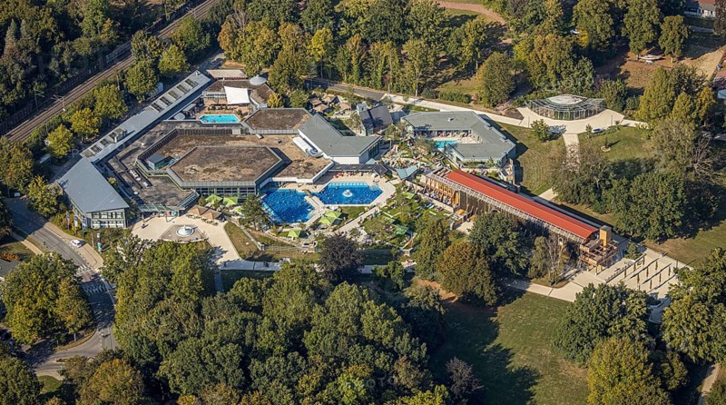 Aerial view, Börde Therme Bad Sassendorf, graduation house, Sassendorf, Bad Sassendorf, district Soest, North Rhine-Westphalia, Germany, bathing establishment, bathing resort, DE, Europe, outdoor pool, leisure, garden street, green areas, district Soest-Buch, district Soest-Buch, spa park, aerial view, aerial photography, aerial photography, swimming pool, swimming pool, thermal bath, overview, bird's-eye view, overview
