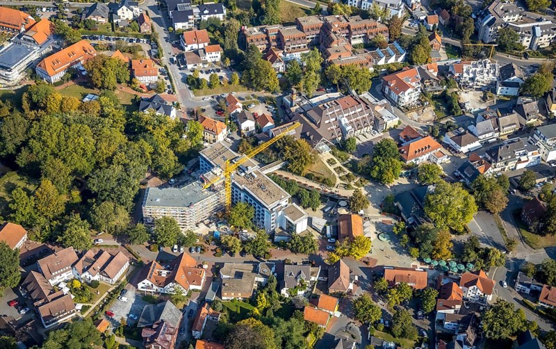 Aerial view, construction site Hellweg Klinik Haus Rosenau, diagnosis and therapy centre Kurmittelhaus, construction site new building Badestraße, Sassendorf, Bad Sassendorf, Soest district, North Rhine-Westphalia, Germany, Bismarckstraße, DE, Europe, health care, hospital, Clinic, Clinical centre, Hospital, Kreis-Soest-Buch, KreisSoestBuch, Aerial view, Aerial photography, Aerial photography, Medical facility, Medical assistance, Emergency service, Rehabilitation clinic, Overview, Bird's-eye view, overview, Medical care