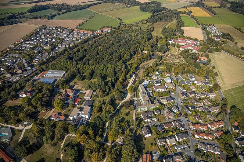 Aerial photo, spa garden, Kinderfachklinik Bad Sassendorf, Neubau, Klinik Wiesengrund, Klinik Lindenplatz, Sassendorf, Bad Sassendorf, Kreis Soest, North Rhine-Westphalia, Deutschland, Betriebshof saltworks, DE, Europa, Gesundheitswesen, Hospital, Klinik, Klinikum, hospital, Kreis-Soest-Buch, KreisSoestBuch, aerial view, aerial photography, aerial photography, medical facility, medical aid, emergency service, park, Rosenaue, overview, bird's-eye view, forest area, birds-eyes view, overview, medical care