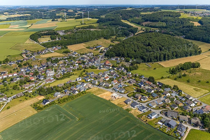 Aerial view, local view district Beckum, building area new construction single-family houses, catholic church St. Nikolaus, Balve, Sauerland, North Rhine-Westphalia, Germany, place of worship, DE, Europe, religious community, place of worship, property tax, real estate, church, parish, denomination, aerial view, aerial photography, aerial photography, Roussayer Weg, overview, bird's-eye view, wooded area, meadows and fields, living and life, residential area, residential buildings, quality of life, housing estate, Zum Langenloh, birds-eyes view, overview