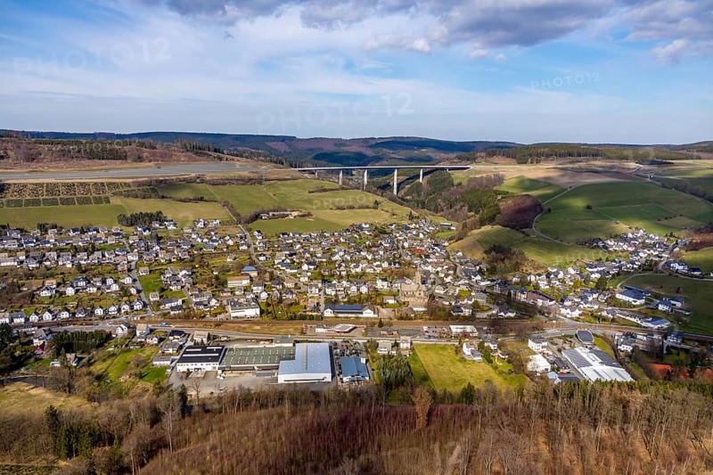 Aerial view, aerial view Nuttlar, valley bridge Nuttlar, motorway A46, Bestwig, North Rhine-Westphalia, Germany, federal road B7, DE, Europe, religious community, place of worship, property tax, hilly landscape, real estate, church, parish, denomination, aerial view, aerial photography, aerial photography, religion, overview, bird's eye view, forest, meadows and fields, living and life, residential area, residential buildings, birds-eyes view, catholic church St. Anna Nuttlar, overview