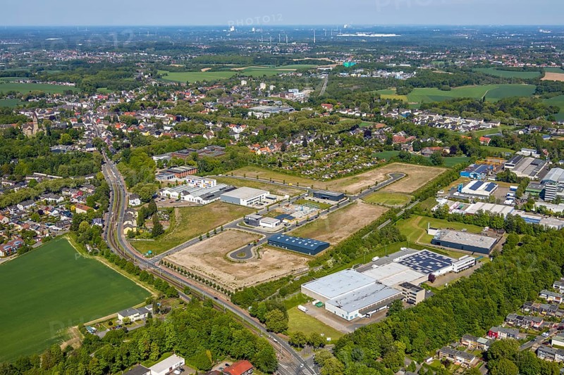 Aerial view, construction site, new industrial estate An der Salzstraße, district Hiltrop, Bochum, Ruhr area, North Rhine-Westphalia, Germany, railway tracks, BÄKO WEST eG, EnergieEffizienzZentrum Bochum, commercial area, commercial use, industrial area, industrial site, allotment garden site, allotment garden association, allotment garden association Friedlicher Nachbar Bochum-Gerthe, Lothringer Allee, aerial view, aerial photography, PATTBERG Maschinenbauteile GmbH, bird's eye view, birds-eyes view, overview, overview