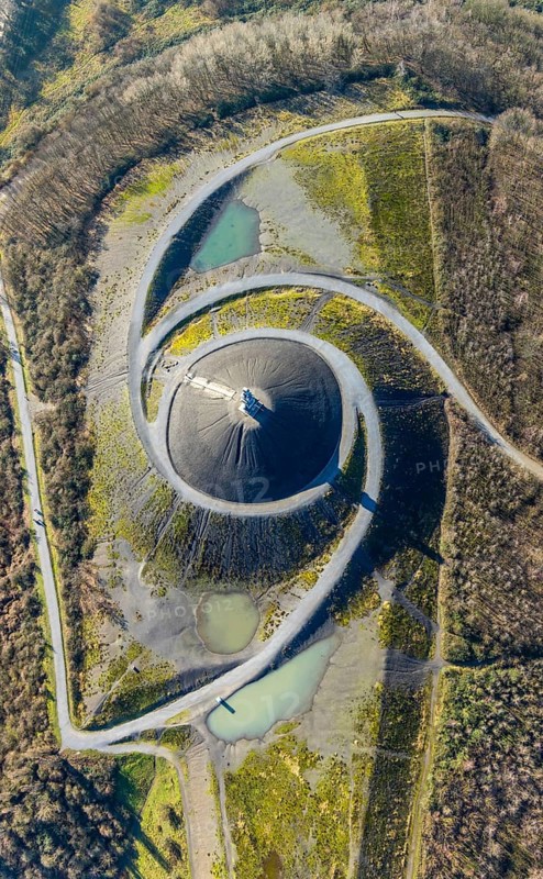Aerial photograph, Rheinelbe slagheap, Ückendorf, Gelsenkirchen, Ruhr area, North Rhine-Westphalia, Germany, mining, slagheap, DE, Europe, slagheap, landmark, landscape forms, landscape park, Leithestrasse, aerial photograph, aerial photography, aerial photography, industrial heritage route, pointed cone, table mountain, overview, bird's-eye view, former Rheinelbe colliery, overview