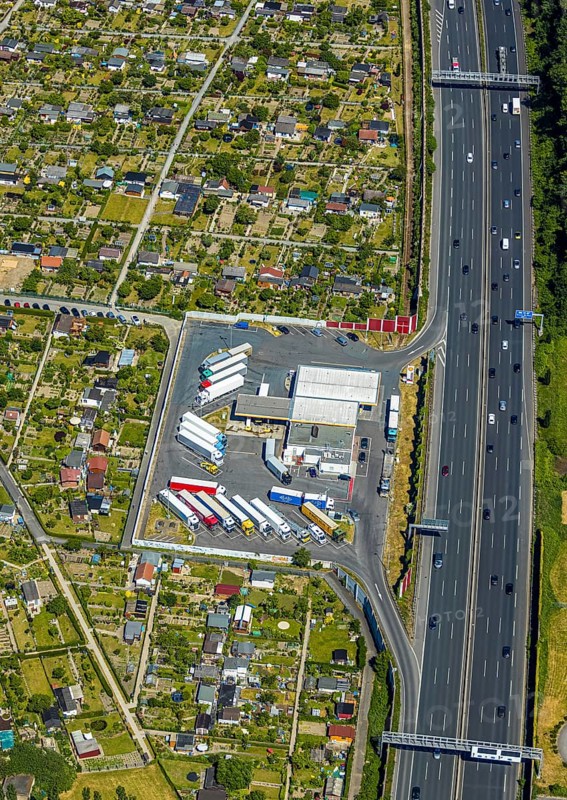 Aerial view, Shell petrol station, Vietingstraße, truck parking, motorway A40, allotment garden site Centrum Morgensonne, KGV am Dückerweg, Bochum-Wattenscheid, Ruhr area, North Rhine-Westphalia, Germany, DE, Europe, shapes and colours, community garden, freight transport, freight traffic, KGV, allotment garden, allotment garden site, allotment garden association, allotment gardener association, aerial view, aerial photography, aerial photography, car parks, passenger traffic, allotment garden, road traffic, petrol station, overview, traffic volume, bird's-eye view, overview, nature and road traffic, traffic infrastructure, Ruhr expressway