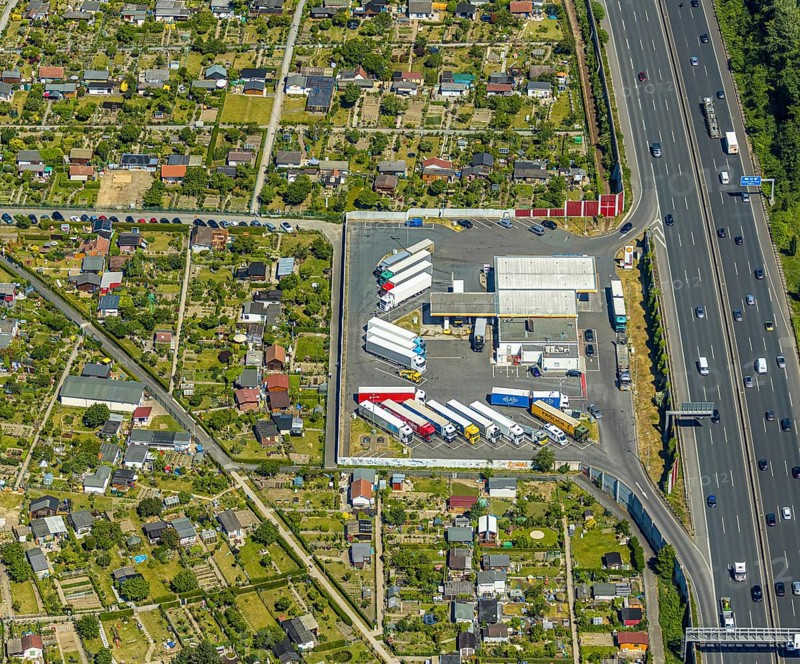 Aerial view, Shell petrol station, Vietingstraße, truck parking, motorway A40, allotment garden site Centrum Morgensonne, KGV am Dückerweg, Bochum-Wattenscheid, Ruhr area, North Rhine-Westphalia, Germany, DE, Europe, shapes and colours, community garden, freight transport, freight traffic, KGV, allotment garden, allotment garden site, allotment garden association, allotment gardener association, aerial view, aerial photography, aerial photography, car parks, passenger traffic, allotment garden, road traffic, petrol station, overview, traffic volume, bird's-eye view, overview, nature and road traffic, traffic infrastructure, Ruhr expressway