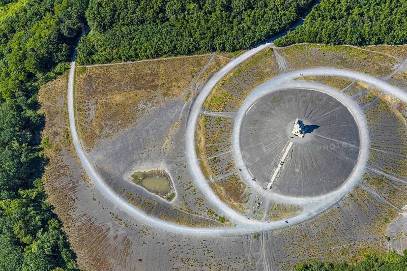 Aerial photograph, Rheinelbe slagheap, Ückendorf, Gelsenkirchen, on the outskirts of Bochum-Wattenscheid, Ruhr area, North Rhine-Westphalia, Germany, mining, slagheap, Bochum-Wattenscheid, DE, Europe, slagheap, landmark, landscape forms, landscape park, Leithestrasse, aerial photograph, aerial photography, aerial photography, industrial heritage route, pointed cone, table mountain, overview, bird's-eye view, former Rheinelbe colliery, overview