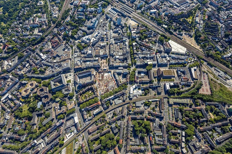 Aerial view, overview Bochum city centre vertical with Hans-Böckler-Straße, Viktoriastraße and old justice area, city hall, Bermuda triangle, with main station, Kruppwerke, Bochum, Ruhr area, North Rhine-Westphalia, Germany, DE, Europe, birds-eyes view, aerial view, aerial photography, aerial photography, overview, bird's eye view, urban planning, reconstruction measures, construction site, overplanning
