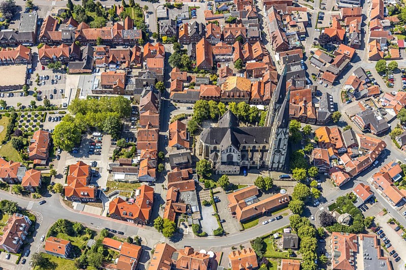 Aerial view, Dom St. Ludgerus Billerbeck, Billerbeck, Münsterland, North Rhine-Westphalia, Germany, place of worship, DE, cathedral, cathedral lane, Europe, religious community, primary school, property tax, hall church, holy place, real estate, Catholic pilgrimage church, cathedral, church, parish, denomination, educational institute, aerial photograph, aerial photography, aerial photography, local view, town centre, Propsteikirche St. Ludgerus, transept, religion, religious site, townscape, city centre, overview, bird's-eye view, landmark, residential area, residential area, residential buildings, residential quality, housing estate, birds-eyes view, historical, overview