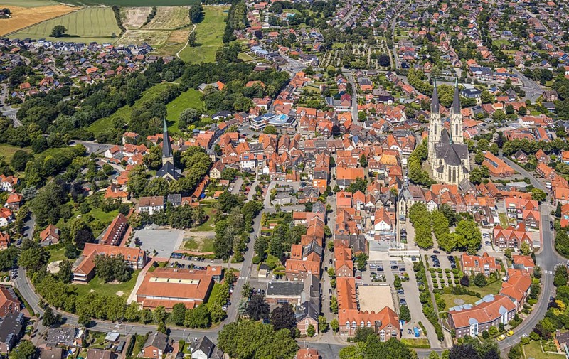 Aerial view, Dom St. Ludgerus Billerbeck, parish church St. Johann, town centre, Billerbeck, Münsterland, North Rhine-Westphalia, Germany, place of worship, DE, cathedral, Domgasse, Europe, religious community, property tax, hall church, holy place, real estate, catholic church, cathedral, church, parish, denomination, aerial view, aerial photography, aerial view of the town centre, Billerbeck, Münsterland, North Rhine-Westphalia, Germany. pilgrimage church, cathedral, church, parish, denomination, aerial view, aerial photography, aerial photography, local view, Propsteikirche St. Ludgerus, transept, religion, religious site, townscape, city centre, overview, bird's-eye view, landmark, residential area, living and life, residential area, residential buildings, quality of life, housing estate, birds-eyes view, historical, overview