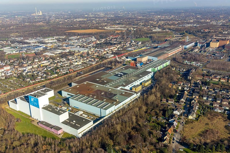 Aerial view, thyssenkrupp Steel Europe AG Bochum plant, Essener Straße, Kruppwerke, Bochum, Ruhr area, North Rhine-Westphalia, Germany, DE, Europe, commercial area, commercial use, property tax, real estate, industrial plants, industrial area, industrial site, aerial photograph, aerial photography, aerial photography, production plants, production halls, steel manufacturer, overview, bird's-eye view, living and working, living and life, residential area, residential buildings, birds-eyes view, overview