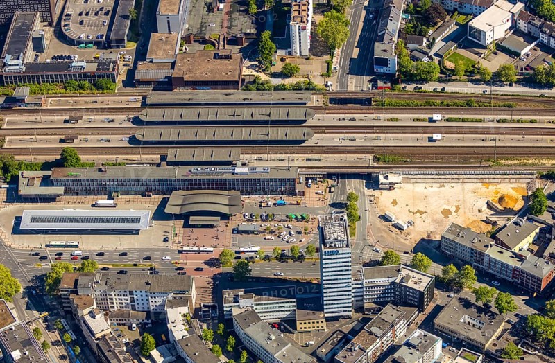 Aerial view, Bochum central station, demolition of multi-storey car park P7, construction site for new multi-storey car park, Bochum, Ruhr area, North Rhine-Westphalia, Germany, railway tracks, railway station, construction area, construction site, building site, construction project, construction site, DE, Deutsche Bahn AG, reception building, Europe, central station, main station, Lueg high-rise building, aerial view, aerial photography, aerial photography, new building, overview, bird's-eye view, overview