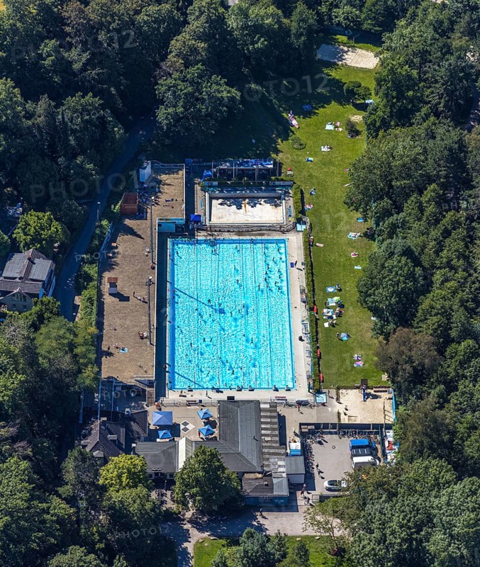 Schwimmverein Blau-Weiß Bochum 1896 e. V., outdoor swimming pool Am Wiesengrund, swimming pool, water gymnastics, Wiemelhausen, Bochum, Ruhr area, North Rhine-Westphalia, Germany, DE, Europe, aerial view, birds-eyes view, aerial photography, aerial photography, overview, overview, bird's eye view, blue water, outdoor pool, bathers, swimmers, leisure time
