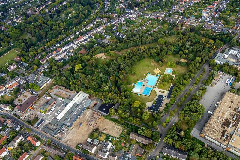 Aerial view, WasserWelten Bochum, Wellenfreibad Südfeldmark, Monte Schlacko Park, Bochum-Wattenscheid, Ruhr area, North Rhine-Westphalia, Germany, bathing establishment, bathing resort, Bochum, DE, Europe, outdoor pool, leisure, green belt, aerial view, aerial photography, aerial photography, Märkische Straße, park, pool, swimming pool, swimming pool, Wattenscheid district, overview, bird's eye view, Wattenscheid, birds-eyes view, overview