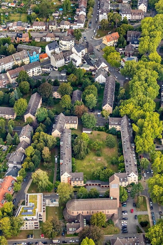 Aerial view, columbarium St. Pius, residential complex Parkstraße, Stresemannstraße, Wattenscheid, Bochum, Ruhr area, North Rhine-Westphalia, Germany, An St. Pius, place of worship, burial church, Bochum-Wattenscheid, DE, Europe, religious community, place of worship, church, parish, denomination, aerial view, aerial photography, aerial photography, religion, district Wattenscheid, overview, urn burial site, bird's eye view, birds-eyes view, green courtyard, overview