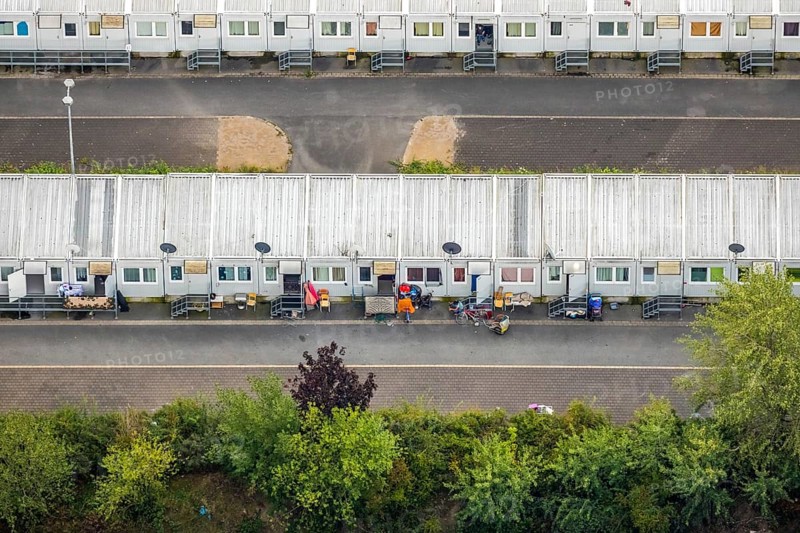 Aerial view, refugee accommodation at the former Holland colliery, residential containers, Emil-Weitz-Straße, Leithe, Bochum, Ruhr area, North Rhine-Westphalia, Germany, Bochum-Wattenscheid, DE, Former Holland colliery, Europe, refugees, aerial view, aerial photography, aerial photography, Plan B Ruhr e.V., Wattenscheid district, overview, bird's-eye view, Wattenscheid, birds-eyes view, overview