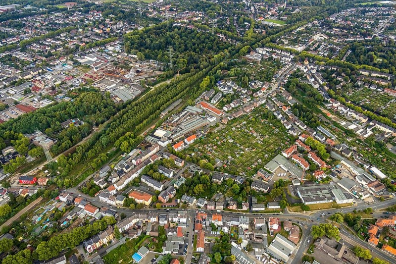 Aerial view, allotment garden association Lehmkuhle Wattenscheid e.V., Laubenstraße, former road of the Rheinische Bahn, Radschnellweg RS1, Wattenscheid, Bochum, Ruhr area, North Rhine-Westphalia, Germany, railway line, Bochum-Wattenscheid, DE, former goods station Wattenscheid, Europe, community garden, property tax, real estate, KGV, allotment garden, allotment garden site, allotment garden association, allotment garden association, aerial view, aerial photography, aerial photography, RS1, allotment garden, Wattenscheid district, Rheinische Bahn road, overview, bird's eye view, housing estate, housing and living, residential area, residential buildings, housing quality, residential neighbourhood, housing estate, birds-eyes view, overview