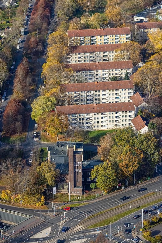 Motorway church RUHR Dinnendahlstraße, residential block with five houses, Hofstede, Bochum, Ruhr area, North Rhine-Westphalia, Germany, place of worship, DE, Europe, religious community, place of worship, property tax, holy place, real estate, church, church community, denomination, aerial view, aerial photograph, aerial photography, aerial photography, religion, religious site, overview, bird's-eye view, residential area, residential block with four houses, housing and living, residential area, residential buildings, residential quality, residential neighbourhood, housing estate, birds-eyes view, overview