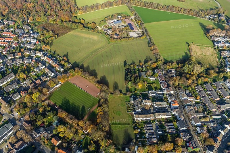 Meadow areas Gerther Straße, sports ground Ballspielverein Hiltrop 1912, Detert Zuchttiere Vermehrungsbetrieb Herne, Bergen, Bochum, Ruhr area, North Rhine-Westphalia, Germany, DE, Europe, football pitch, football stadium, football club, property tax, real estate, aerial view, aerial photography, aerial photography, sports, sports facilities, sports field, sports facility, stadium, overview, bird's-eye view, residential area, residential area, residential buildings, residential quality, residential neighbourhood, housing estate, birds-eyes view, overview