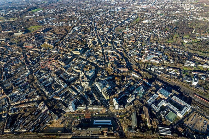 Aerial view, overview of Bochum with main station and station forecourt, Brche car park P1, Massenbergstraße, Südring, Gleisdreieck, Bochum, Ruhr area, North Rhine-Westphalia, Germany, DE, Europe, birds-eyes view, aerial view, aerial photography, aerial photography, overview, bird's eye view