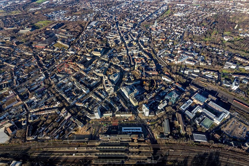 Aerial view, overview of Bochum with main station and station forecourt, Brche car park P1, Massenbergstraße, Südring, Gleisdreieck, Bochum, Ruhr area, North Rhine-Westphalia, Germany, DE, Europe, birds-eyes view, aerial view, aerial photography, aerial photography, overview, bird's eye view