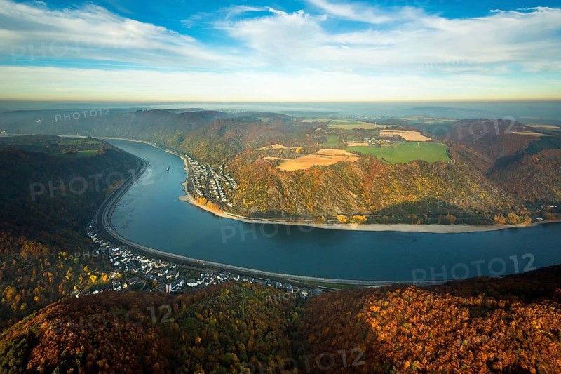View from Boppard over the Rhine to Kestert, Rhine valley, Rhine arch, autumn leaves, low water, federal road 9, Rhine, valley of the Loreley in the Rhine-Lahn district, Rhineland-Palatinate, Germany, Boppard, Europe, aerial view, birds-eyes view, aerial photography, aerial photography, overview, bird's eye view