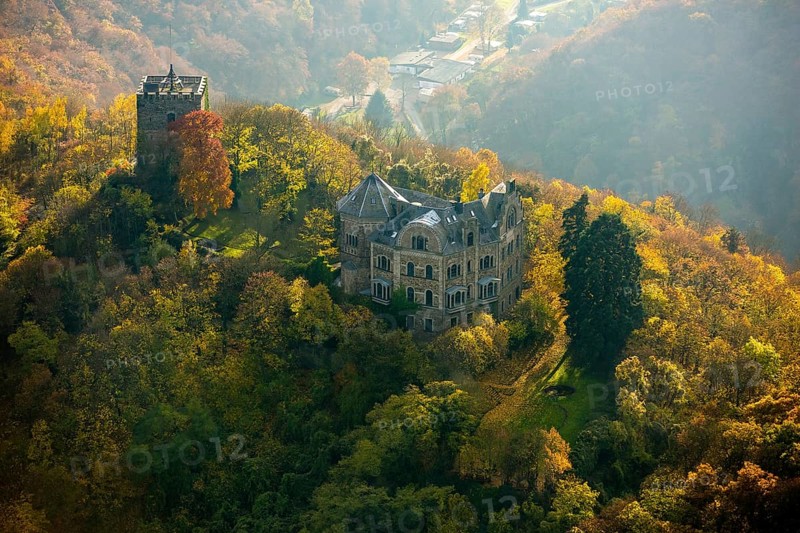 Rheineck Castle in the Rhine Valley, Rhine, autumn foliage, Bad Breisig, Ahrweiler district, Rhineland-Palatinate, Germany, Europe, aerial view, birds-eyes view, aerial photography, aerial photography, overview, bird's eye view, spa town