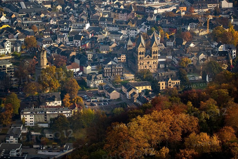 Maria Himmelfahrt, Church of Our Dear Lady - Mariendom, Dom zu Andernach, Der Runde Turm, Wahrzeichen von Andernach, Eckturm in der Stadtmauer, Wehrturm, Andernach, Landkreis Mayen-Koblenz, Rhineland-Palatinate, Deutschland, Europa, aerial view, birds-eyes view, Luftaufnahme, Luftbildfotografie, Luftfotografie, overview, Übersicht, Vogelperspektive