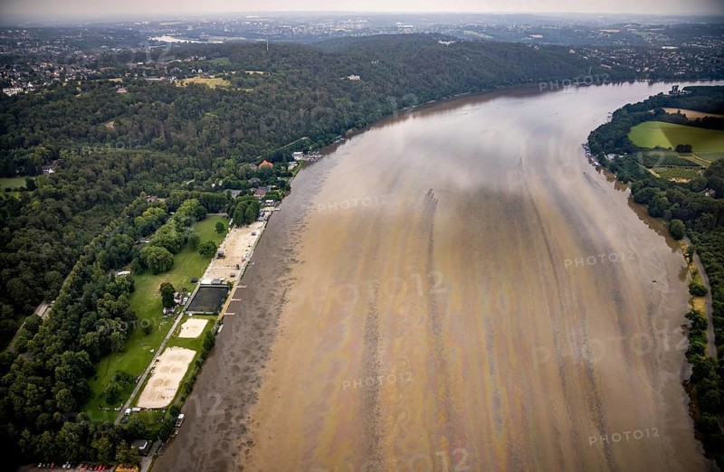 Aerial photo, Ruhr flood, flooding, Lake Baldeney with oil discolouration on the water surface, Fischlaken, Essen, Ruhr area, North Rhine-Westphalia, Germany, DE, Europe, birds-eyes view, aerial photo, aerial photography, aerial photography, overview, overview, bird's eye view, flood, flood of the century