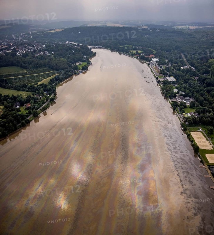 Aerial photo, Ruhr flood, flooding, Lake Baldeney with oil discolouration on the water surface, Fischlaken, Essen, Ruhr area, North Rhine-Westphalia, Germany, DE, Europe, birds-eyes view, aerial photo, aerial photography, aerial photography, overview, overview, bird's eye view, flood, flood of the century
