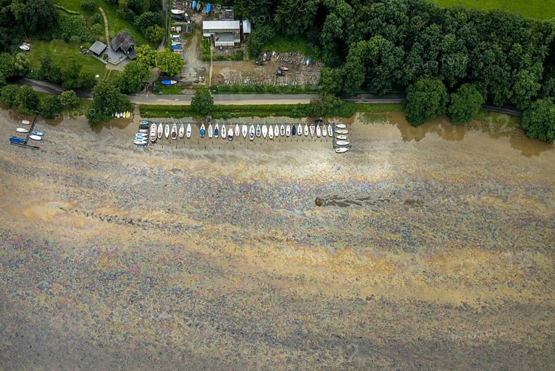Aerial photo, Ruhr flood, flooding, Lake Baldeney with oil discolouration on the water surface, Fischlaken, Essen, Ruhr area, North Rhine-Westphalia, Germany, DE, Europe, birds-eyes view, aerial photo, aerial photography, aerial photography, overview, overview, bird's eye view, flood, flood of the century