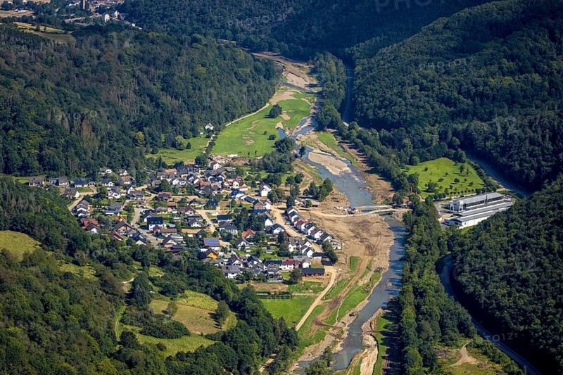 Aerial view, flood area at the river Ahr with destroyed Josef Emmerich bridge and temporary bridge in the district of Liers in Hönningen, Ahr valley, Rhineland-Palatinate, Germany, Ahr flood, DE, Dümpelfeld, Europe, flood disaster, flood disaster, flood of the century, aerial photograph, aerial photography, aerial photography, overview, bird's-eye view, overview, flooding, flooding, flood area