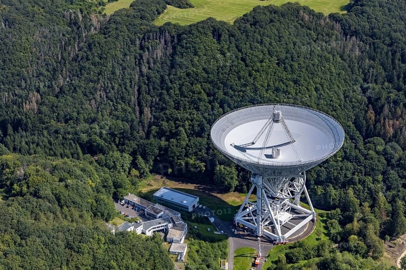 Aerial photograph, Effelsberg radio telescope in the Ahr Mountains in Holzem, Bad Münstereifel, Ahr flood, Ahr Valley, North Rhine-Westphalia, Germany, DE, Eifel part of the Ahr Mountains, Europe, large telescope, cosmos observation, aerial photograph, aerial photography, aerial photography, Max Planck Institute for Radio Astronomy, radio astronomy, radio telescope, overview, bird's-eye view, forest area, space research, birds-eyes view, overview