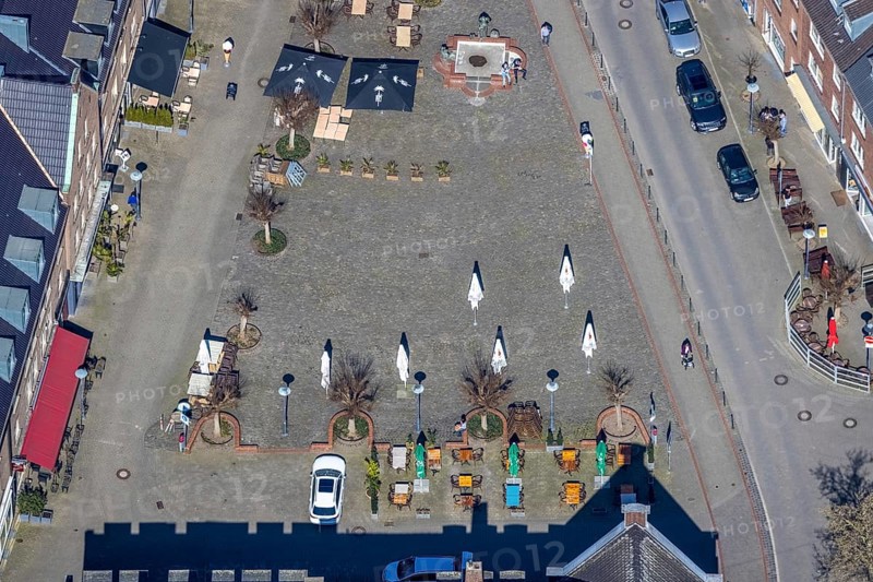 Aerial view, Kornmarkt, Wesel, Ruhr area, Lower Rhine, North Rhine-Westphalia, Germany, outdoor catering, City, Corona crisis, Corona measures, Corona virus, DE, Europe, aerial view, aerial photography, aerial photography, marketplace, parasols, overview, bird's eye view, birds-eyes view, overview