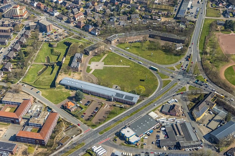 Aerial view, Citadel Wesel, Music School and Art School Wesel, LVR-Niederrheinmuseum Wesel, Erich-Kästner-Schule, Schule am Ring, Citadel Quarter, Wesel, Ruhr Area, Lower Rhine, North Rhine-Westphalia, Germany, An der Zitadelle, education, educational institution, DE, Europe, culture, art, art museum, educational institute, aerial view, aerial photography, aerial photography, museum, park, school, city archive, pond, overview, bird's eye view, birds-eyes view, cultural use, overview
