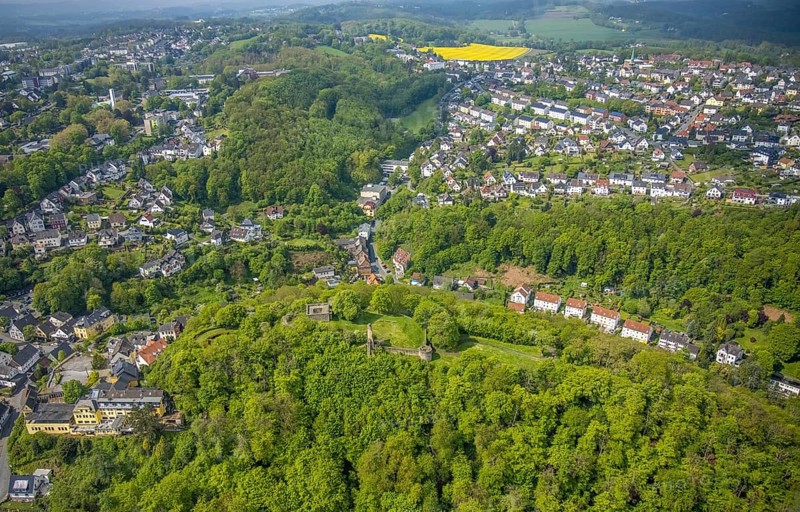 Aerial photo, castle hotel Volmarstein and castle ruins Volmarstein Castle, Volmarstein, Wetter, Ruhr area, North Rhine-Westphalia, Germany, castle, DE, Europe, gastronomy, hotel, hotel facilities, hotel business, aerial photography, aerial photography, aerial photography, ruins, overview, bird's eye view, bird's eye view, overview