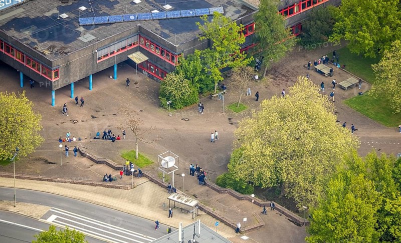 Aerial view, Geschwister-Scholl-Gymnasium with pupils in the schoolyard, Volmarstein, Wetter, Ruhr area, North Rhine-Westphalia, Germany, education, educational institution, DE, Europe, grammar school, Hoffmann-von-Fallersleben-Straße, educational institute, aerial view, aerial photography, aerial photography, school, overview, bird's-eye view, overview
