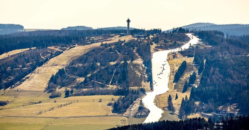 Ski downhill run with chairlift and Ettelsberg high heath tower, Willingen, Sauerland, Hesse, Germany, DE, Ettelsberg cable car, Europe, Ettelsberg leisure area, Ettelsberg high heath tower, aerial view, aerial photography, aerial photography, chairlift, ski lift, overview, bird's eye view, overview