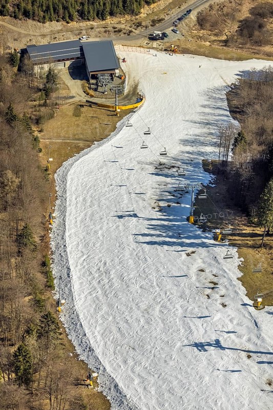 Kappe valley station, skiers on ski slope and chairlift, Winterberg, Sauerland, North Rhine-Westphalia, Germany, DE, Europe, aerial view, aerial photography, aerial photography, pandemic lockdown, snow remains, chairlift, ski lift, overview, circulating cable car, bird's eye view, winter, birds-eyes view, overview