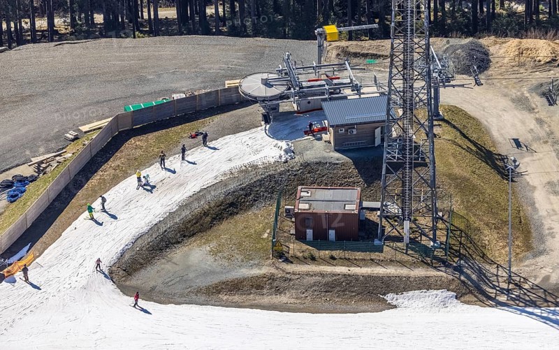 Skiers on ski slope and chairlift, Winterberg, Sauerland, North Rhine-Westphalia, Germany, DE, Europe, aerial view, aerial photography, aerial photography, pandemic lockdown, snow remains, chairlift, ski lift, overview, circulating cable car, bird's eye view, winter, birds-eyes view, overview