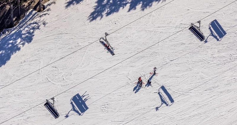 Skiers on ski slope and chairlift, Winterberg, Sauerland, North Rhine-Westphalia, Germany, DE, Europe, aerial view, aerial photography, aerial photography, pandemic lockdown, snow remains, chairlift, ski lift, overview, circulating cable car, bird's eye view, winter, birds-eyes view, overview