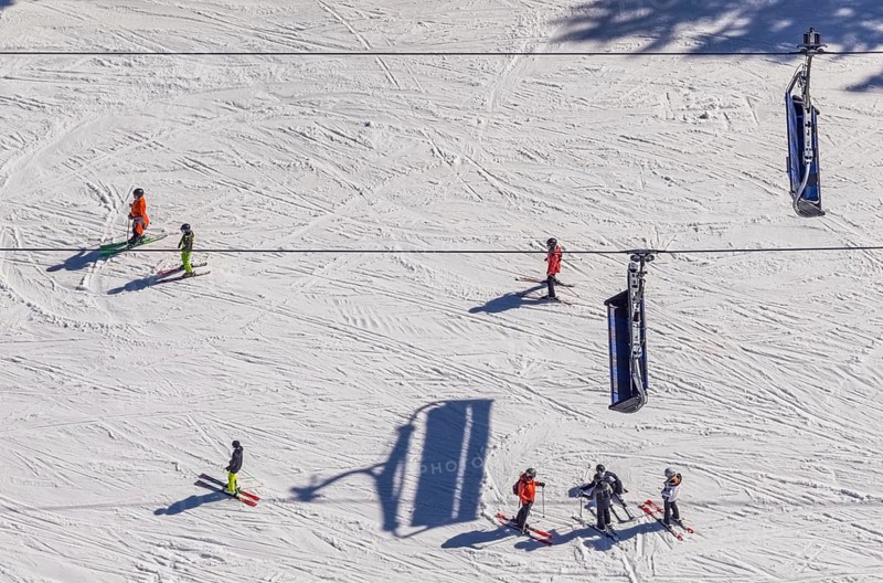 Skiers on ski slope and chairlift, Winterberg, Sauerland, North Rhine-Westphalia, Germany, DE, Europe, aerial view, aerial photography, aerial photography, pandemic lockdown, snow remains, chairlift, ski lift, overview, circulating cable car, bird's eye view, winter, birds-eyes view, overview