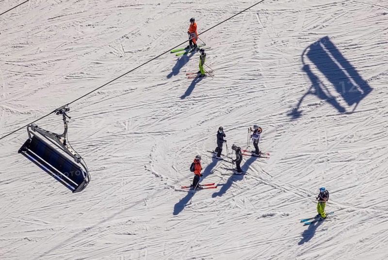 Skiers on ski slope and chairlift, Winterberg, Sauerland, North Rhine-Westphalia, Germany, DE, Europe, aerial view, aerial photography, aerial photography, pandemic lockdown, snow remains, chairlift, ski lift, overview, circulating cable car, bird's eye view, winter, birds-eyes view, overview